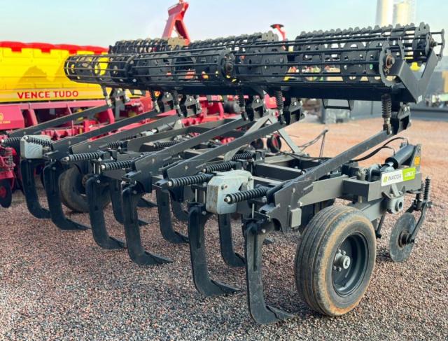 ARADO ESCARIFICADOR E DESCOMPACTADOR DE SOLO